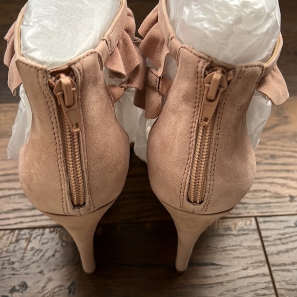 Women’s Heels - Picture 3 of 6